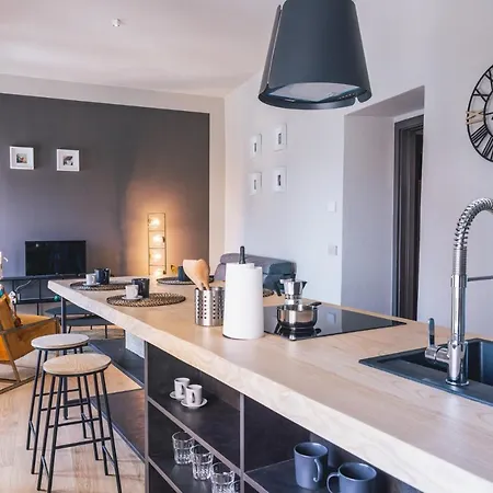 Elide B Apartment *