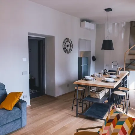 Elide B Apartment *